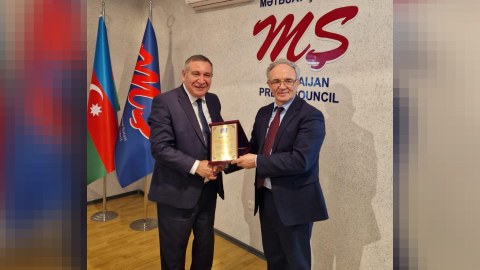 Əflatun Amaşova Mətbuat Şurasının təbrik plaketi verildi