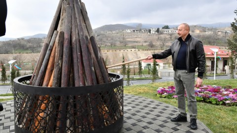 İlham Əliyev Novruz tonqalını alovlandırdı - VİDEO