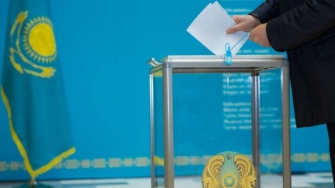 Qazaxıstanda seçicilərin 54 faizi iştirak edib