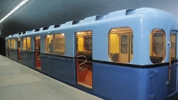 Bakı metrosunda retro vaqonlar nümayiş olunur 
