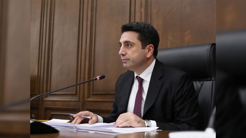 Ermənistan spikeri yıxılaraq xəstəxanalıq oldu - FOTO