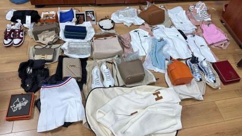 Gömrükçülər “Cartier” qol saatı aşkarladı - FOTOLAR