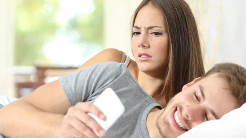 Kişinin başqa xanıma baxmağı xəyanət deyil? - Psixoloq açıqladı