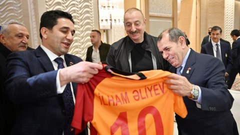 İlham Əliyevə "Qalatasaray"ın forması hədiyyə edildi - FOTO