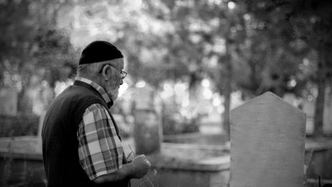Həyat yoldaşının ölümü kişilərə daha pis təsir edir