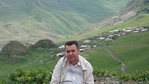 Bir də görürsən kitaba çevrilir adam...