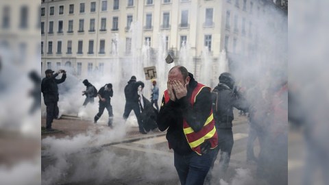 Fransada etirazlar səngimir: 1 milyon insan küçəyə çıxdı
