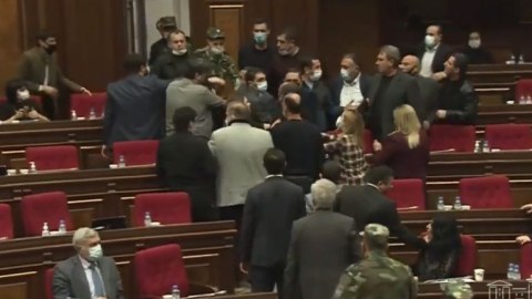 Ermənistan parlamentində dava: Vardanyan döyüldü