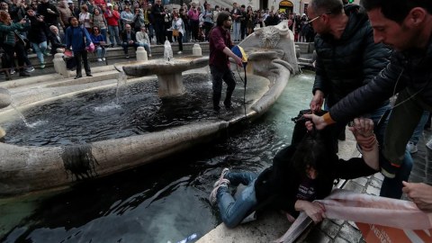 Ekoaktivistlər 17-ci əsrə aid fəvvarəyə qara rəng tökdü