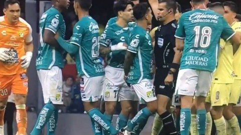Hakim ona etiraz edən futbolçunu dizi ilə vurdu - VİDEO