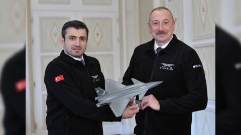 Bayraktar İlham Əliyevə xatirə hədiyyəsi verdi