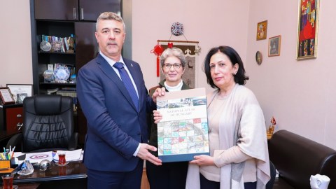 Səfir tələbələrə kitablar hədiyyə edib - FOTO