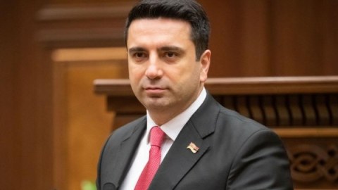 Simonyan deputatları Rusiyaya aparır