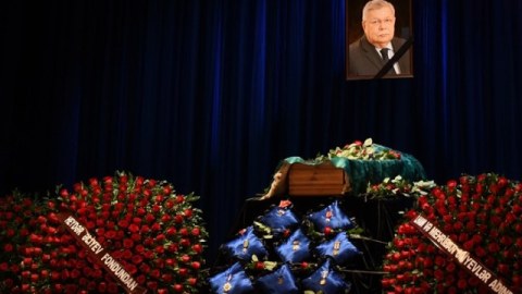 Prezident və xanımı Azərpaşa Nemətovla vida mərasiminə əklil göndərdi