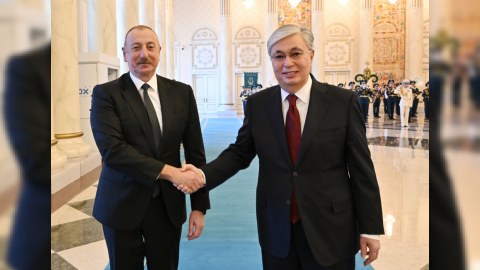 İlham Əliyev Tokayevi Azərbaycana səfərə dəvət etdi