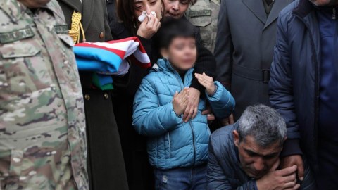 Atasının məzara qoyulmasını görmək uşağa ağır travma yaşadır - PSİXOLOQ