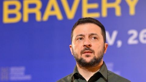 Zelenski rus idmançıları "qara siyahı"ya saldı 