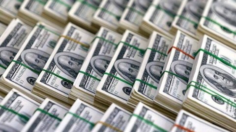 Banka saxta dollar verən şəxs tutuldu