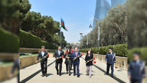 Koreya deputatları Şəhidlər xiyabanını ziyarət edib