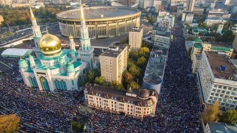 Moskvada 100 min nəfərlik bayram namazı - VİDEO