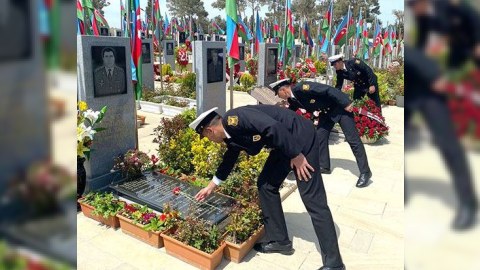 Hərbçilər şəhid məzarlarını ziyarət ediblər - FOTOLAR