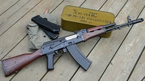 Avtomatla gəzən şəxs ələ keçdi