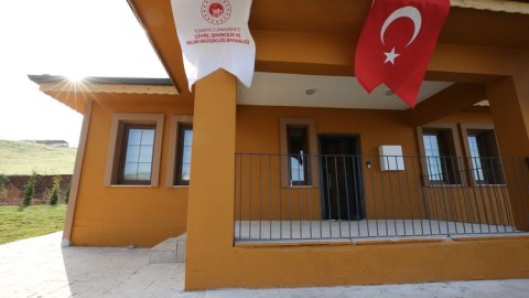 Zəlzələ bölgəsində tikilən evlər sakinlərə verilir - VİDEO+FOTOLAR