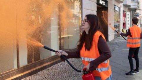 Ekoaktivistlər brend mağazalara hücum edib