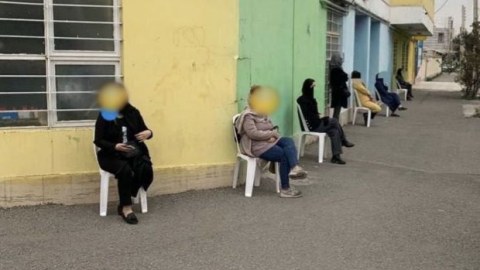İranda valideynlər məktəb önündə keşik çəkir- FOTO