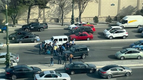 Avtomobillə motosiklet toqquşdu - Yolda sıxlıq yarandı