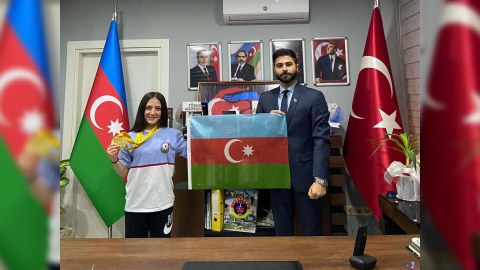 Cansu Bektaşa Azərbaycan bayrağı verildi - FOTO