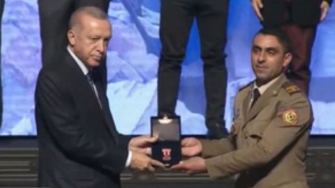 Ərdoğan FHN xilasedicisini təltif etdi - FOTOLAR