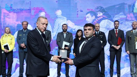 Ərdoğan azərbaycanlı gənci təltif etdi