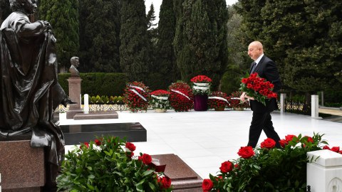 Prezident Zərifə Əliyevanın məzarını ziyarət edib - FOTOLAR