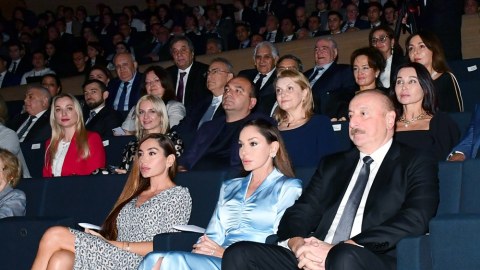 İlham Əliyev xanımı və qızı ilə konsertdə - FOTO