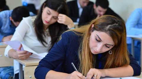 Dövlət qulluqçusu olmaq istəyənlər imtahan verdi