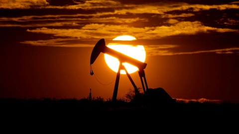 OPEC+ ölkələri neft hasilatını azaltmağa başlayıb