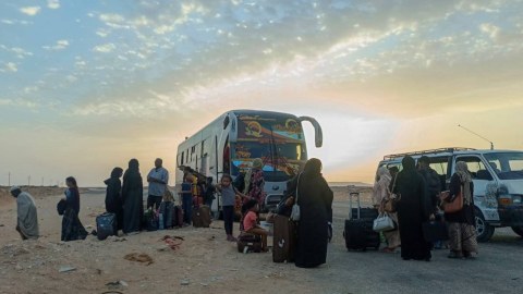 Yüz minlərlə insan Sudanı tərk edir