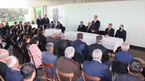 İcra başçısı şəhid ailəsinin həyətində səyyar qəbul keçirib - FOTO