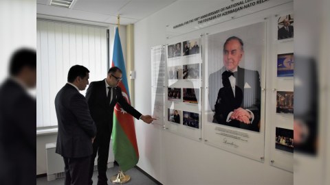 Hikmət Hacıyev NATO rəsmiləri ilə müzakirələr aparıb 