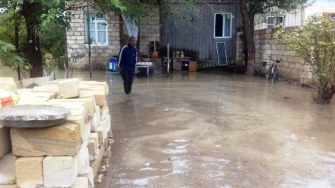 Deputat təbii fəlakətdən zərər çəkmiş ailələrə yardım edib