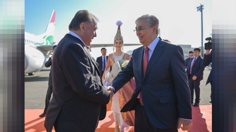 Tokayev Tacikistan prezidentini şəxsən QARŞILADI - FOTO