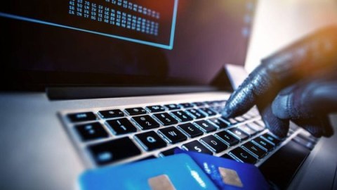 Axtarışda olan şəxs bank hesabından pul oğurladı