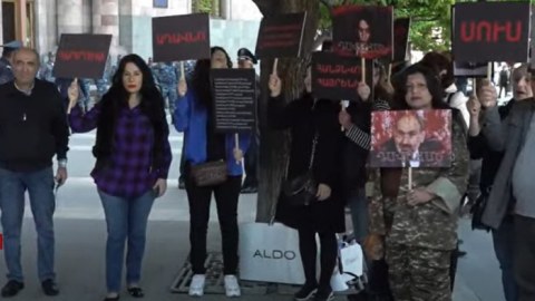 İrəvanda aksiya: Paşinyanı qırmızıya “boyadılar”