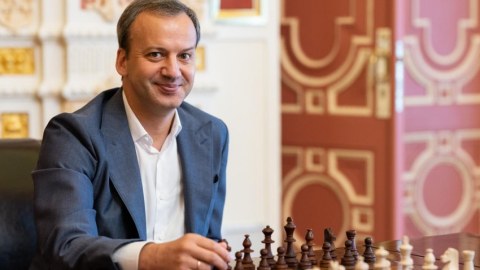 FIDE prezidenti Bakıya gəlir