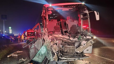 Avtobus yük maşını ilə toqquşdu: 33 nəfər yaralandı