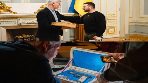 Həmkarı Zelenskiyə tapança hədiyyə etdi