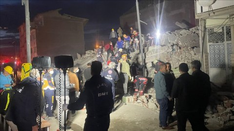 3 mərtəbəli bina çökdü, ölən var