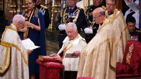 III Çarlz rəsmən Britaniya kralı oldu