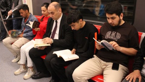 Deputat Bakı metrosunda gənclərlə birgə kitab oxudu - FOTOLAR